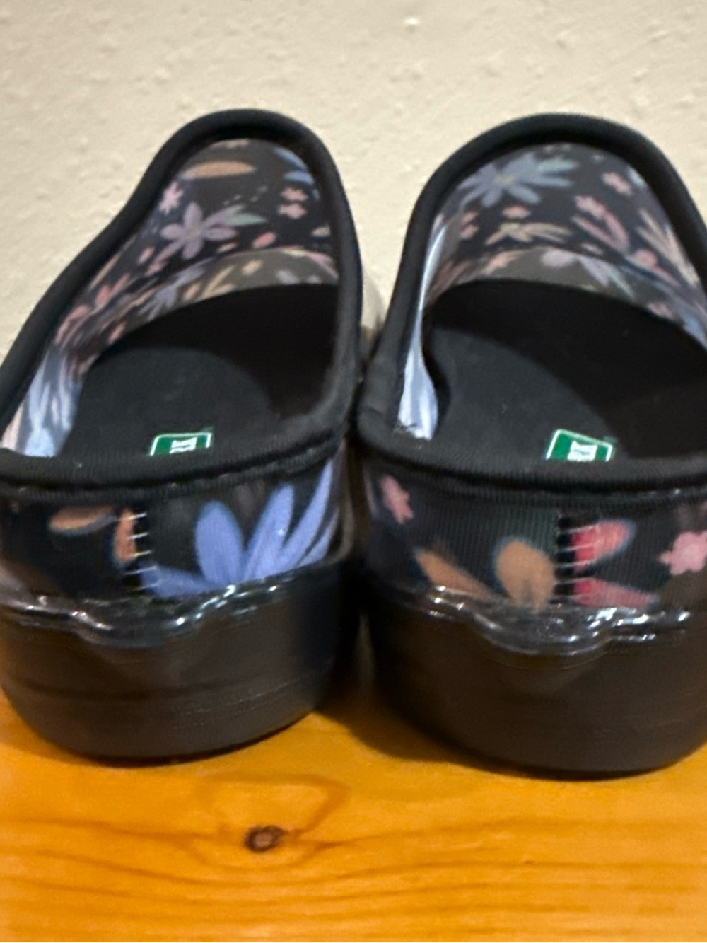New Grounded Work Garden shoes size 8 Women's Black Floral Garden Clogs - Picture 6 of 8